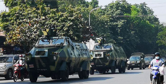 2일(현지 시각) 미얀마 북부 만달레이 시내에서 군인들이 탄 장갑차가 이동하고 있다. 미얀마 군부는 전날 쿠데타를 일으킨 뒤 아웅산 수지 국가고문이 장관을 겸직하던 외교부 등 주요 부처의 장관 11명을 새로 임명하며 정권 장악에 속도를 냈다. /로이터 연합뉴스