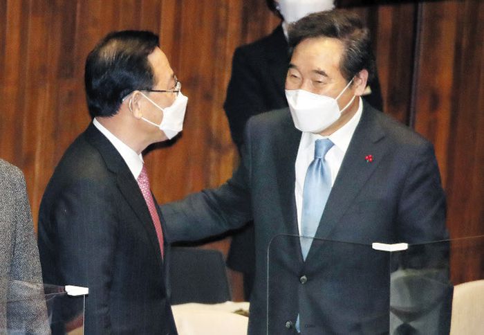 2일 서울 여의도 국회에서 열린 본회의에서 이낙연(오른쪽) 더불어민주당 대표와 주호영 국민의힘 원내대표가 대화를 나누고 있다. /이덕훈 기자