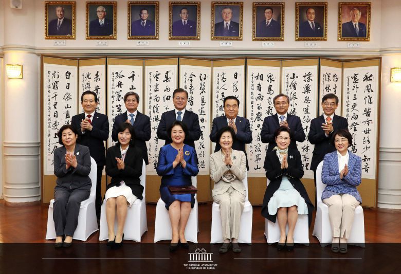 지난해 5월 21일 국회의장 공관에서 열린 5부 요인 만찬 행사. 문재인 대통령 부부도 참석했다./국회 페이스북