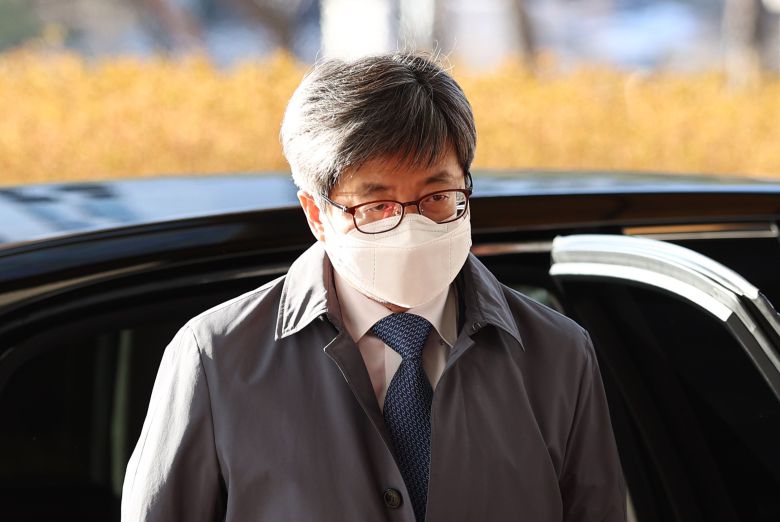 김명수 대법원장이 3일 오전 서초동 대법원으로 출근하고 있다. 2021.2.3연합뉴스