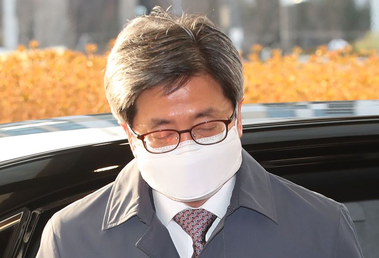 김명수 대법원장이 5일 오전 서울 서초구 대법원으로 출근하고 있다. /연합뉴스