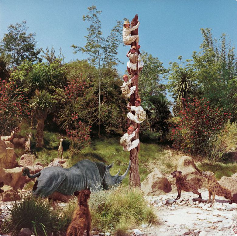 1955년 캘리포니아 디즈니랜드 개장때부터 운영돼온 정글 크루즈의 과거 모습을 담은 조감도. 백인 탐험대장이 흑인 일꾼들을 부리며 정글을 누비다 코뿔소와 하이에나에 쫓겨 나무로 올라갔다. 가장 아래에 있는 흑인이 코뿔소 뿔에 받히기 일보직전이다. 논란이 일면서 몇해전 백인 남성으로 교체됐다.