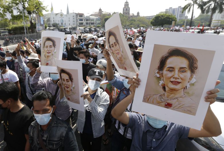 8일(현지 시각) 미얀마 양곤에서 열린 시위에서 시위대가 군부에 가택연금 된 아웅산 수지 국가고문의 사진을 들고 항의하고 있다./EPA 연합뉴스