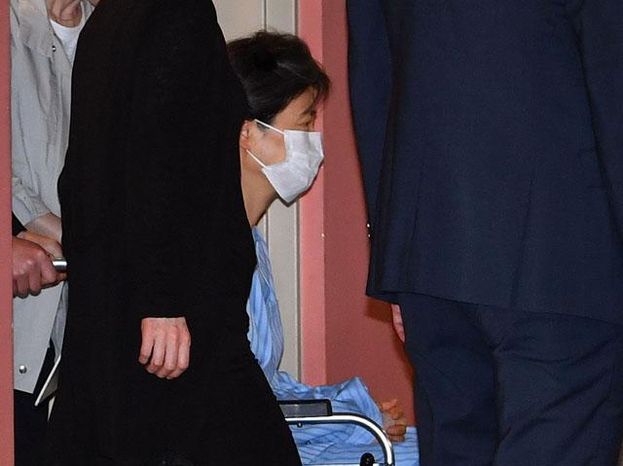 지난 2018년 5월 박근혜 전 대통령이 서울 서초구 강남성모병원에서 허리 통증 치료를 마친 뒤 휠체어를 타고 병원을 나서고 있다. /조선일보 DB