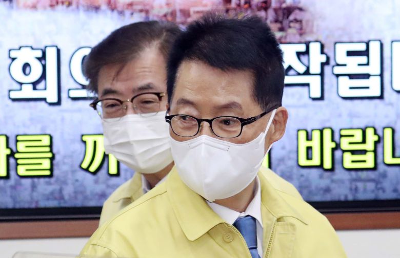 박지원 국정원장과 서훈 국가안보실장이 3일 서울 종로구 세종로 정부서울청사에서 열린 중앙통합방위회의에 참석하고 있다. /뉴시스