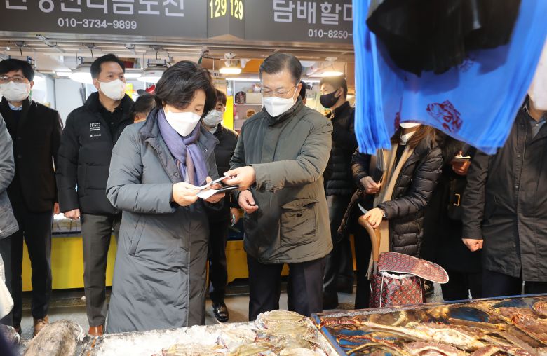 문재인 대통령과 영부인 김정숙 여사가 10일 오전 인천시 남동구 소래포구 전통어시장을 방문, 상점에서 꽃게를 구입하고 있다./연합뉴스