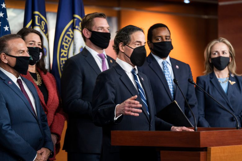 13일 제이미 래스킨 메릴랜드주 하원의원이 동료하원 탄핵소추위원들과 함께 도널드 트럼프 전 미국대통령의 2차 탄핵심판 선고후 기자회견을 하고 있다/EPA연합뉴스