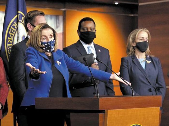 공화당 비난하는 펠로시 - 13일(현지 시각) 미 워싱턴DC 의회 의사당에서 낸시 펠로시(마이크 앞) 하원의장이 도널드 트럼프 전 미국 대통령에 대한 탄핵안이 상원에서 부결된 후 열린 기자회견에서 발언하고 있다. 펠로시 의장은 회견에서 공화당 의원 대부분이 탄핵안에 반대한 것과 관련해 “겁쟁이 공화당 상원의원들”이라고 비난했다. /AP 연합뉴스