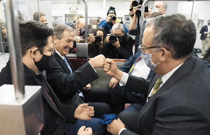 자축하는 트럼프 변호인단 - 13일(현지 시각) 미 워싱턴 DC 의회 의사당 지하철에 탑승한 도널드 트럼프 전 미국 대통령의 탄핵심판 변호인단 소속 마이클 반 데르 빈(왼쪽에서 둘째) 변호사가 트럼프 탄핵안이 상원에서 부결된 후 동료 변호사와 주먹을 부딪치며 웃고 있다. 트럼프는 탄핵안 부결 직후 성명을 내 “사상 최대의 마녀사냥이 끝났다”고 했다. /AP 연합뉴스