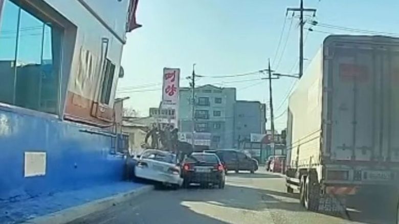 지난 8일 경기도 화성시 남양읍에서 러시아계 외국인들이 승용차를 탄 피해자들을 집단 폭행하고 있다. /온라인 캡쳐