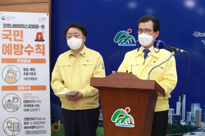 15일 이시종 충북지사(사진 오른쪽)가 한범덕 시장(사진 왼쪽)과 함께 비대면 브리핑을 열어 재난지원금 추가 지원 계획을 밝히고 있다. /충북도