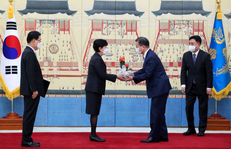 문재인 대통령이 15일 청와대에서 정의용 외교부 장관에게 임명장을 수여하고 정 장관의 부인에게 축하 화분을 전달하고 있다. /연합뉴스