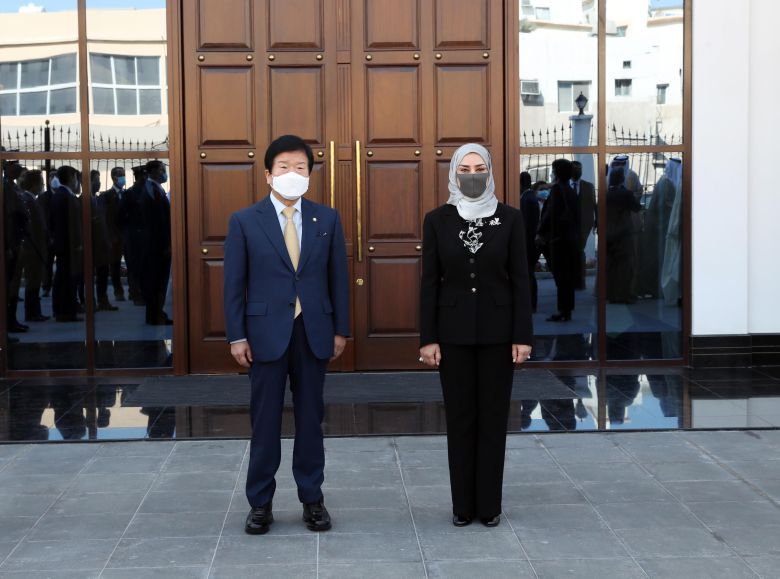 14일 바레인 마나마 의회에서 만난 박병석 국회의장과 파우지아 빈트 압둘라 자이날 바레인 하원의장. /연합뉴스