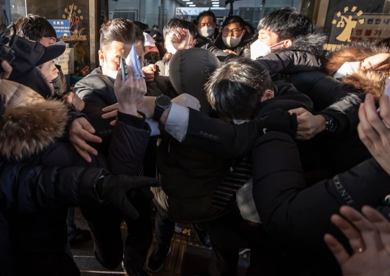 정인이 양부 안모씨가 17일 서울남부지법에서 2차 공판이 끝난 뒤 시민들의 야유를 들으며 법원 건물을 빠져나오고 있다. /연합뉴스