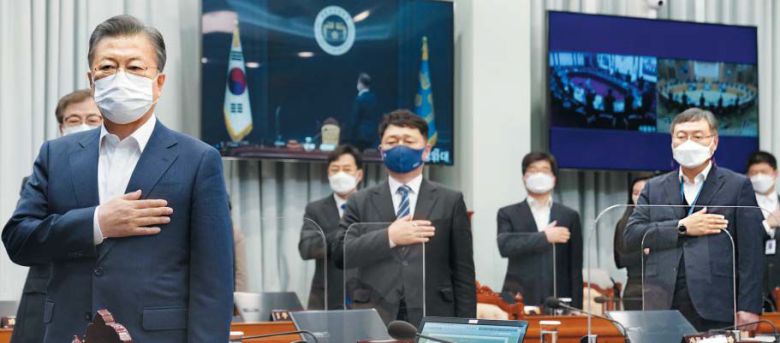 申, 사의표명 뒤 회의 계속 참석 - 문재인 대통령이 지난 16일 오전 청와대에서 열린 국무회의에서 국민의례를 하고 있다. 지난주 사의를 표명한 신현수(오른쪽 끝) 민정수석도 이 회의에 참석했다. /연합뉴스