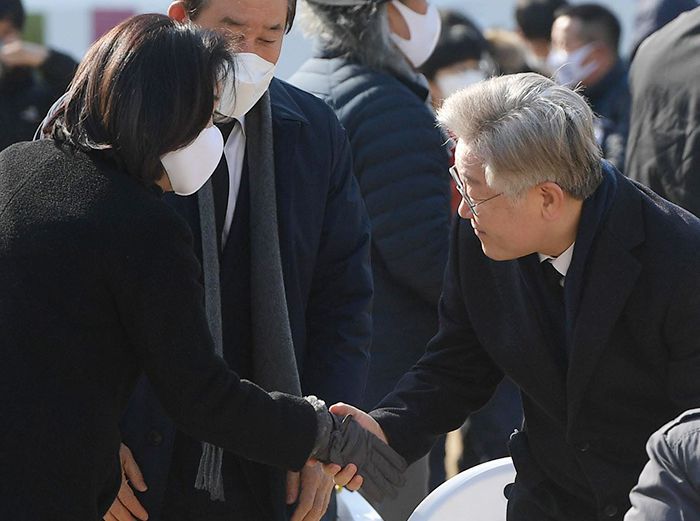 심상정과 악수하는 이재명 - 이재명(오른쪽) 경기도지사와 정의당 심상정 의원이 19일 서울광장에서 열린 백기완 통일문제연구소장 영결식에서 만나 악수하고 있다. /장련성 기자