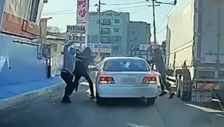 지난 8일 오후 4시 50분쯤 화성시 남양읍 길거리에서 외국인들이 집단폭행을 하고 있다. /동영상 캡쳐