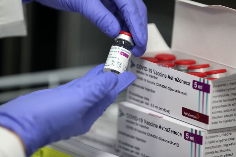 25일 오후 대전 중구보건소에서 방역 관계자가 보관 중인 아스트라제네카(AZ) 백신을 확인하고 있다. /신현종 기자