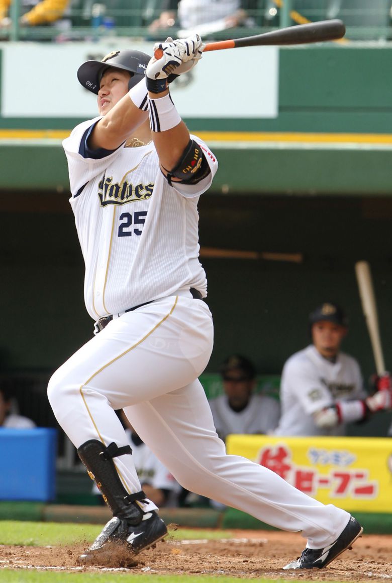 이대호는 2012시즌 오릭스 유니폼을 입으며 일본 리그에서 뛰었다. / 조선일보DB