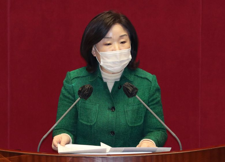 정의당 심상정 의원이 26일 국회 본회의에서 '가덕도 신공항 특별법' 표결을 앞두고 반대 토론을 하고 있다. (공동취재사진)  뉴시스