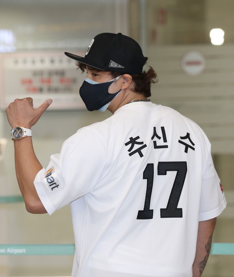 25일 입국 당시 신세계 임시 유니폼을 입은 추신수. / 연합뉴스