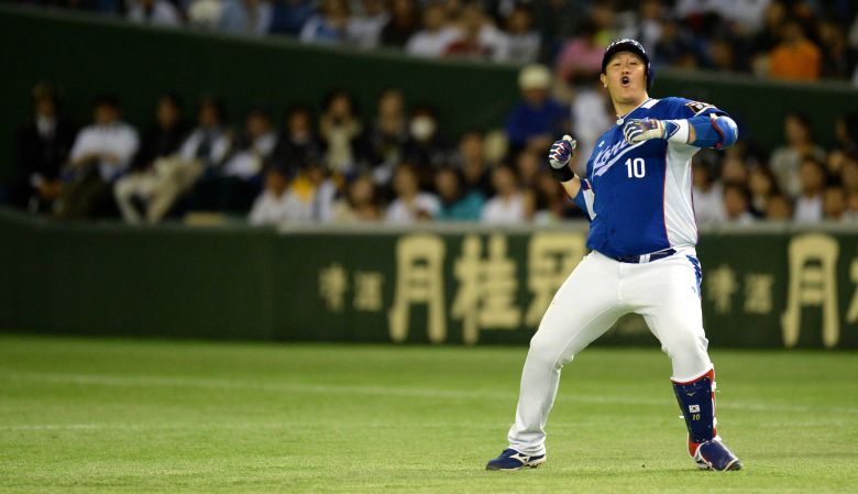 2015 프리미어12 준결승 일본전에서 2타점 결승 적시타를 치고 기뻐하는 이대호. / 뉴시스