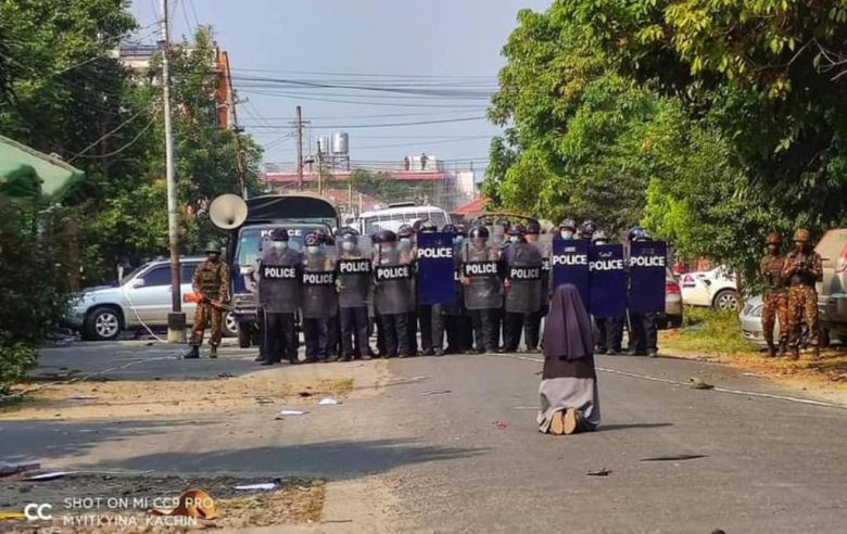 한 수녀가 시위대와 대치하는 군경 앞에 무릎을 꿇고 있다./트위터 캡처
