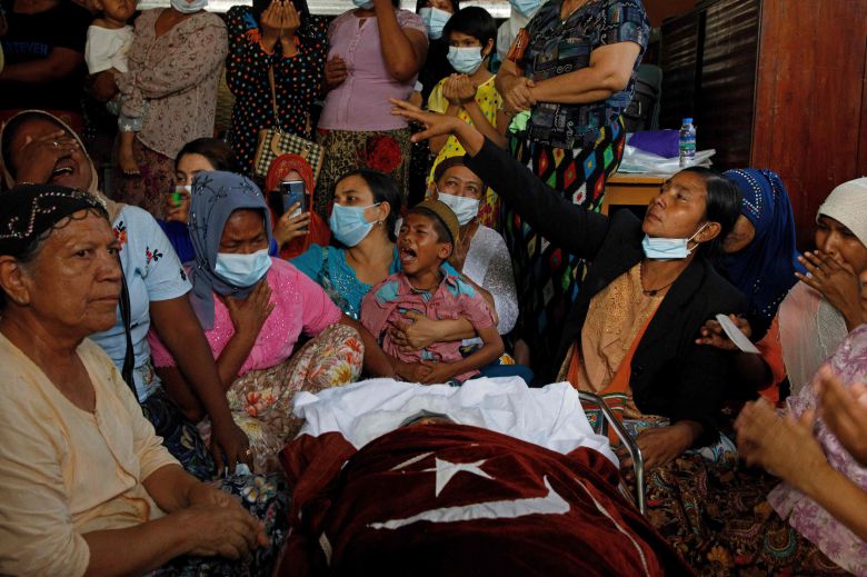 미얀마 제2 도시 만달레이에서 시민들이 시위에 참석했다가 사망한 여성 장례를 치르고 있다./AFP 연합뉴스