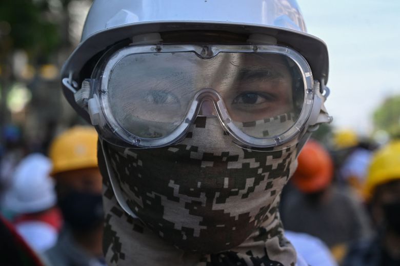 1일 태국 최대 도시 양곤에서 시위에 참가한 남성은 고무탄과 최루가스 공격에 대비해 헬멧과 고글을 썼다./AFP연합뉴스