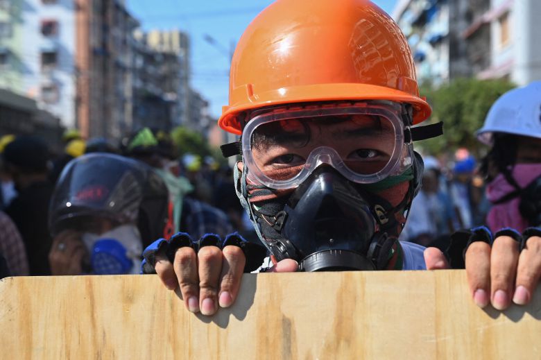 태국 최대 도시 양곤에서 1일 시위에 참가한 남성은 방독면을 착용했다. /AFP연합뉴스