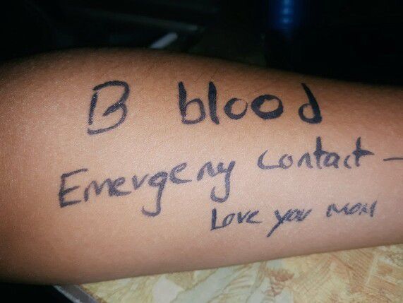 트위터에서는 시위 참가자들이 자신의 혈액형을 팔뚝에 새긴 사진을 올리고 있다. /트위터