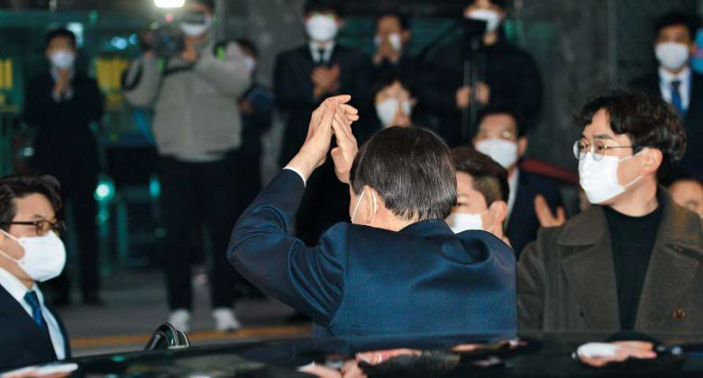 손뼉 치며 직원들에 인사하는 윤석열 - 윤석열 검찰총장이 3일 오후 대구 수성구 대구고검·지검에서 열린 직원과의 간담회를 마친 뒤 손뼉을 치며 인사를 하고 있다. /뉴시스