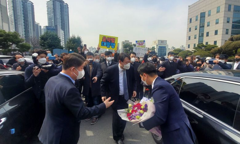 3일 오후 대구지방검찰청 정문 앞 도로에서 권영진 대구시장이 윤석열 검찰총장을 맞이하고 있다. /연합뉴스
