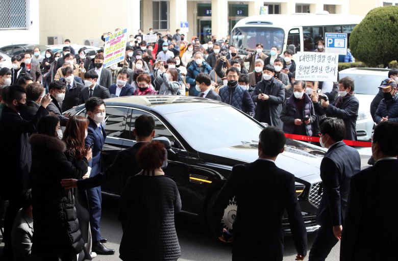 윤석열 검찰총장이 3일 오후 직원과의 간담회를 위해 대구고검과 지검을 방문한 가운데 윤 총장의 지지자와 반대하는 시민이 뒤엉켜서 윤 총장 차량을 뒤따르고 있다. 2021.3.3/연합뉴스