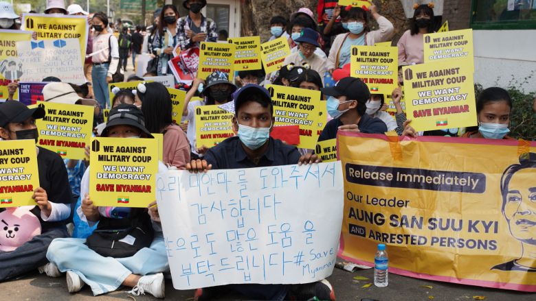 지난달 18일 미얀마 한국대사관 앞에서 도움을 요청하는 시민이 한국어 문구가 적힌 피켓을 들고 있다./김빛솔 제공