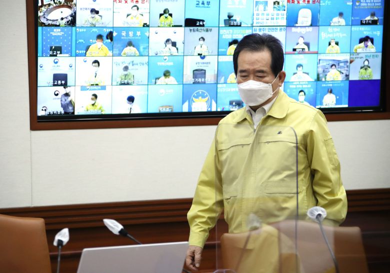 정세균 국무총리가 3일 오전 정부서울청사에서 열린 신종 코로나바이러스 감염증(코로나19) 대응 중앙재난안전대책본부(중대본) 회의에 참석하고 있다./연합뉴스