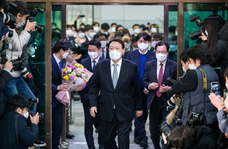 사퇴를 표명한 윤석열 검찰총장이 2021년 3월 4일 직원들의 인사를 받으며 서울 서초구 대검찰청을 나서고 있다. /김지호 기자