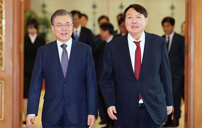 문재인 대통령이 2019년 7월 25일 청와대 본관에서 윤석열 신임 검찰총장 임명장 수여식을 마치고 환담장으로 향하고 있다. /뉴시스