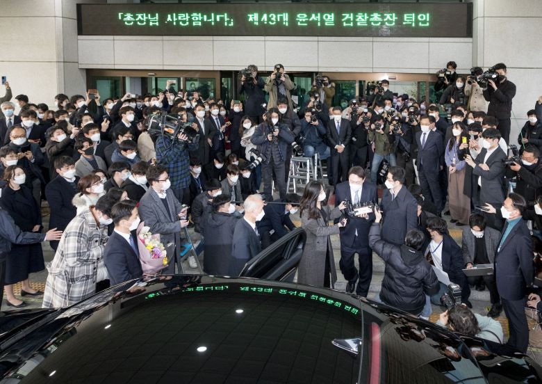 사퇴를 표명한 윤석열 검찰총장이 2021년 3월 4일 직원들의 인사를 받으며 서울 서초구 대검찰청을 나서고 있다. /김지호 기자