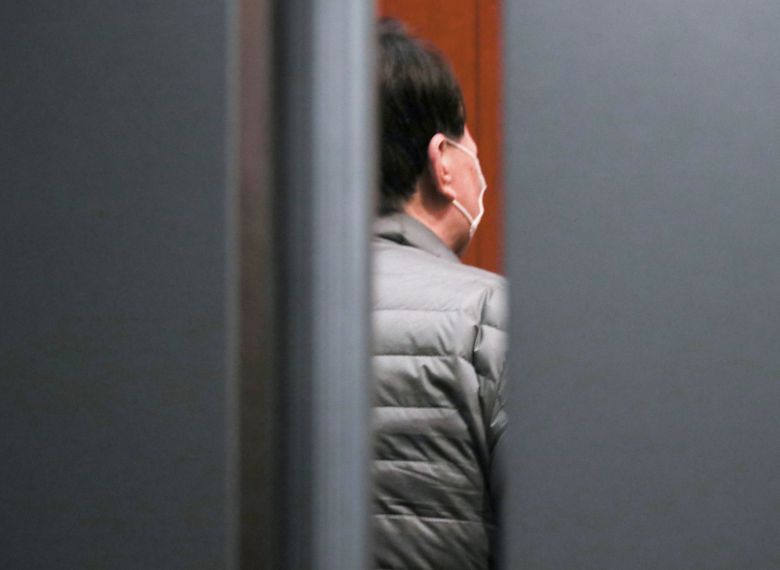 윤석열 전 검찰총장이 7일 오전 서울 서초구에 위치한 부인 김건희 씨가 운영하는 전시기획사 코바나컨텐츠에서 나와 엘리베이터에 탑승해 있다./연합뉴스