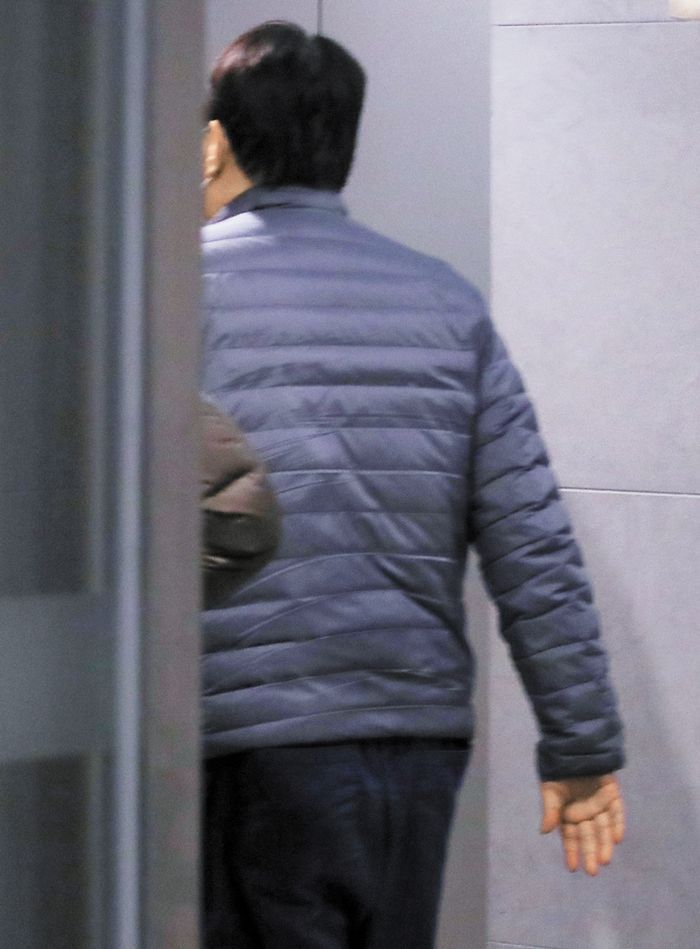 사흘만의 외출 - 윤석열 전 검찰총장이 7일 오전 서울 서초구에 있는 아내 김건희씨가 운영하는 전시기획사 사무실에서 나와 엘리베이터로 향하고 있다. 이들 부부가 거주하는 아파트 지하상가에 있는 김씨 사무실은 검찰 압수수색 이후 프린터 등 집기만 있는 상태라고 한다. /연합뉴스