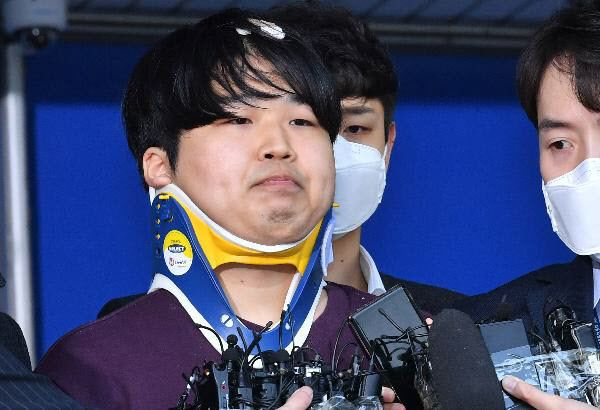 미성년자 등을 협박해 성(性) 착취 동영상을 제작하고 소셜미디어 텔레그램 채팅방을 통해서 퍼뜨린 조주빈(25)이 작년 3월 25일 오전 서울 종로경찰서를 나서고 있다. /오종찬 기자