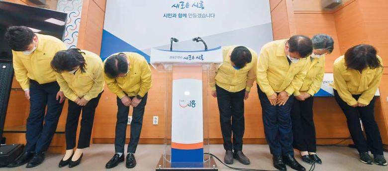 시흥시의원 땅 투기 의혹… 고개 숙인 동료의원들 - 더불어민주당 소속 경기 시흥시의원들이 8일 시흥시청에서 민주당 소속 시의원의 광명·시흥지구 투기 의혹과 관련해 고개를 숙이며 사과하고 있다. /연합뉴스