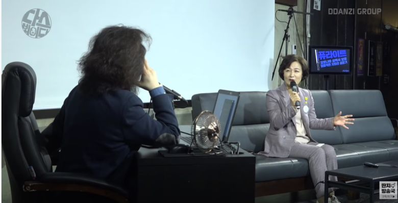 김어준씨 유튜브 방송에 출연해 발언하고 있는 추미애 전 법무부 장관. /유튜브 캡처