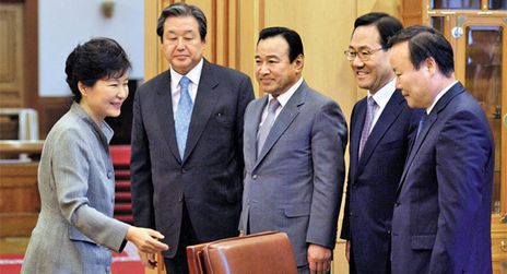 박근혜 전 대통령이 지난 2014년 9월 16일 재임 당시 청와대에서 새누리당 김무성(왼쪽부터) 대표와 이완구 원내대표, 주호영 정책위의장, 김재원 원내수석부대표를 만나 인사를 나누며 자리를 권하고 있다. /조선DB