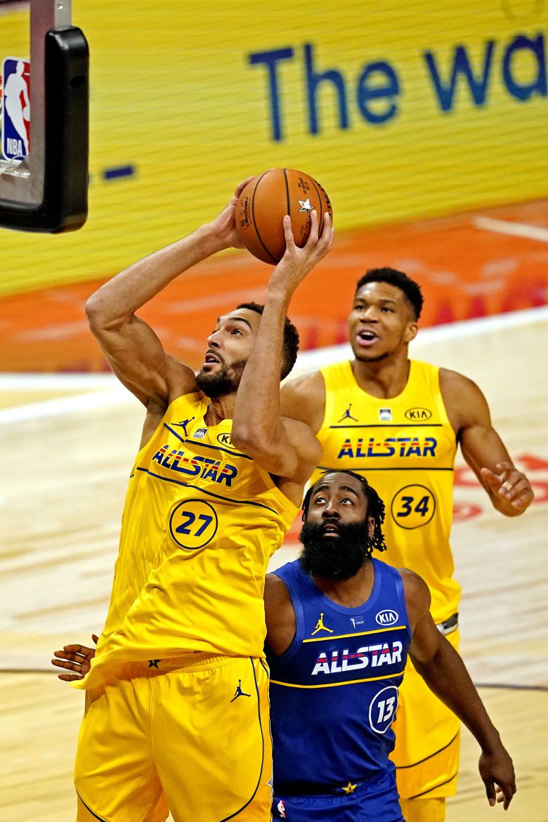 뤼디 고베르(왼쪽)가 지난 7일(현지 시각) 열린 NBA 올스타전에서 덩크슛하고 있다. /USA투데이 연합뉴스