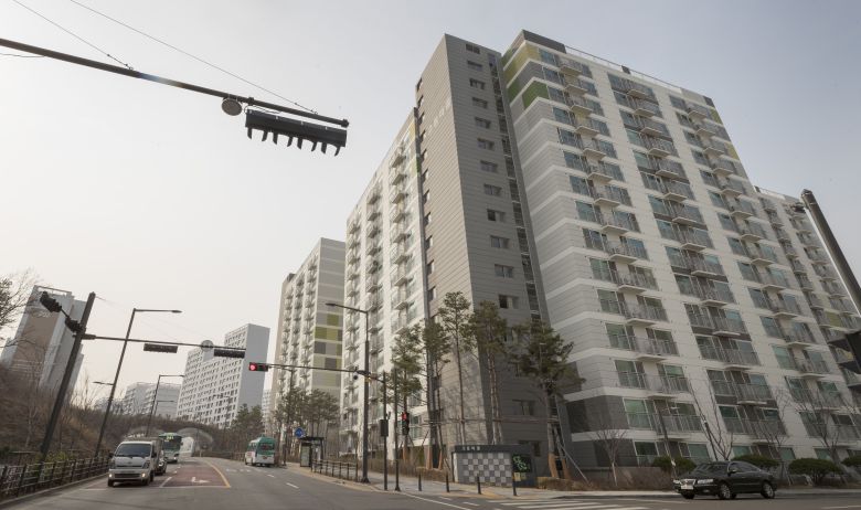 문재인 대통령 처남이 2002년부터 2009년까지 매입했던 경기 성남시 고등동 일대 토지. 한때 묘목이 심어져 있던 이곳에는 현재 'LH 행복주택'이 들어서 있다. 2014~2015년 사이 문 대통령 처남 김씨는 LH로부터 토지보상금 58억원을 받았다./김지호 기자