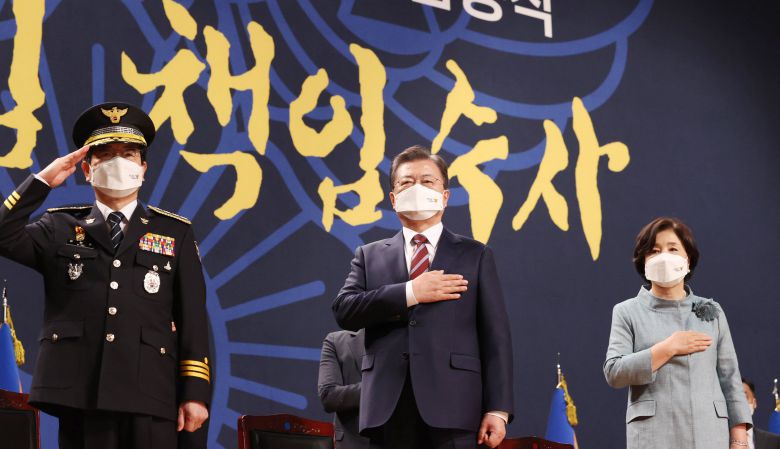 문재인 대통령과 김정숙 여사가 지난 12일 오후 충남 아산시 경찰대학에서 열린 신임 경찰 경위·경감 임용식에 참석해 국민의례를 하고 있다. 김창룡(왼쪽) 경찰청장. /뉴시스