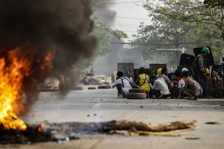 14일 미얀마 양곤 외곽 흘라잉타야에서 시위참가자들이 군경의 진압에 맞서고 있다. /EPA 연합뉴스