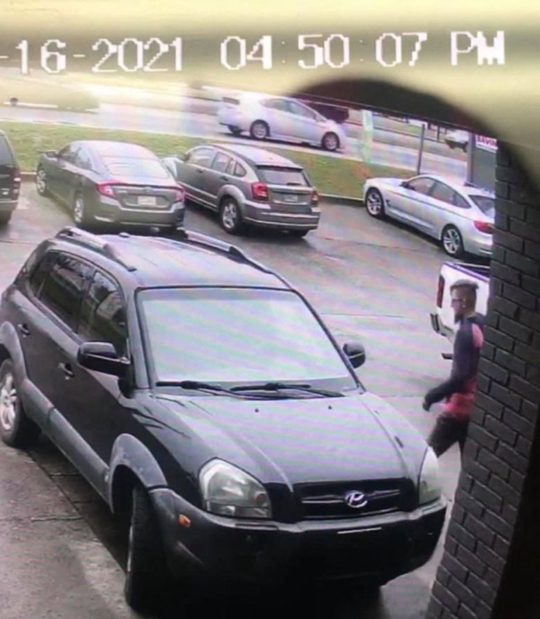 미국 조지아주 애틀랜타 연쇄 총격 사건의 용의자 로버트 애런 롱(21)이 16일 오후(현지 시각) 첫 사건 현장의 감시 카메라에 포착됐다. AFP 연합뉴스